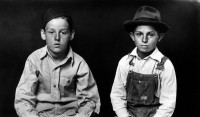http://www.bernalespacio.com/files/gimgs/th-47_ike Disfrmer Two Young Boys, One in Overalls, 1939-46.jpg